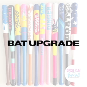 Puede incluir: Una colección de once bates de béisbol dispuestos verticalmente, con varios diseños coloridos, patrones y textos que incluyen Louisville, Bubble Bubble, Hype Fire, Dinger y Goat. El texto BAT UPGRADE está centrado sobre los bates.