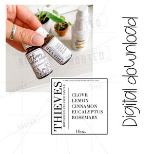 Può includere: Due piccoli flaconi di vetro marrone con etichette bianche che recitano "Thieves" e elencano gli ingredienti chiodi di garofano, limone, cannella, eucalipto e rosmarino. L'etichetta riporta anche "Plant Based | Made with Essential Oils" e "Household Cleaner Sample". I flaconi sono su una superficie bianca.