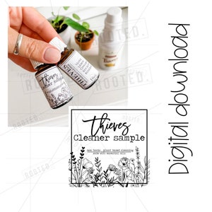 Può includere: Un piccolo flacone di campione di detergente Thieves con un'etichetta di design floreale in bianco e nero. L'etichetta recita "Thieves Cleaner Sample" e "non tossico, pulizia a base vegetale realizzata con oli essenziali".