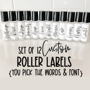 Puede incluir: Conjunto de 12 etiquetas personalizadas para botellas de rodillo. Las etiquetas son blancas con texto negro y están diseñadas para ser personalizadas con tus propias palabras y fuente. Las etiquetas se muestran en un conjunto de botellas de rodillo de vidrio transparente.