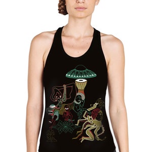 Puede incluir: Camiseta negra de tirantes con un estampado gráfico colorido de un hongo, un tambor y varias figuras. Las figuras son estilizadas y tienen un aspecto psicodélico.