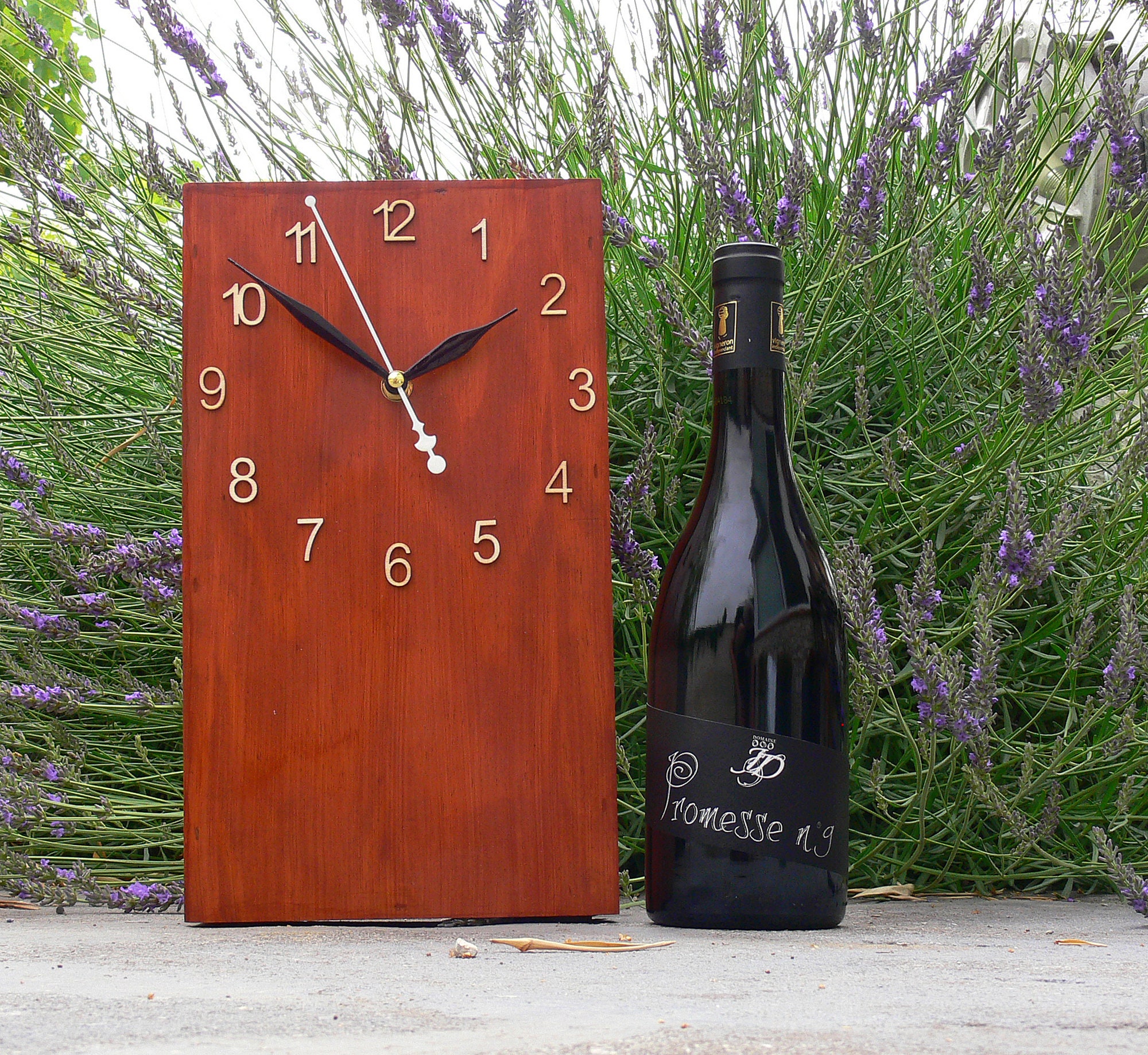 Horloge Fabriquée à Partir d'un Emballage de Vin Recyclé. Les Mains Sont Colorées La Main et Vernies