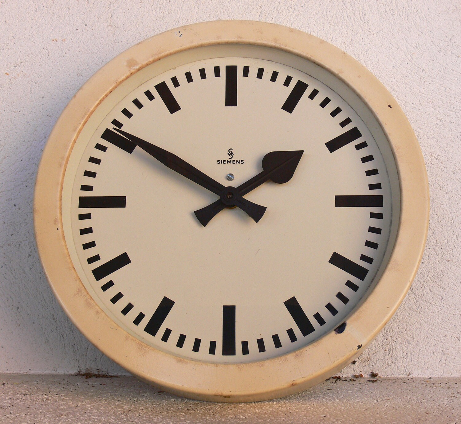 Horloge Murale Siemens en Acier, Aluminium et Verre. Fabriqué Allemagne Par & Halske Entre 1950 1959
