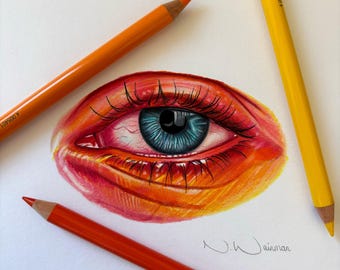 Puede incluir: Un dibujo de cerca de un ojo azul con sombras rojas y naranjas alrededor. El dibujo está sobre papel blanco con dos lápices de colores sobre el papel. Los lápices son amarillo y naranja.
