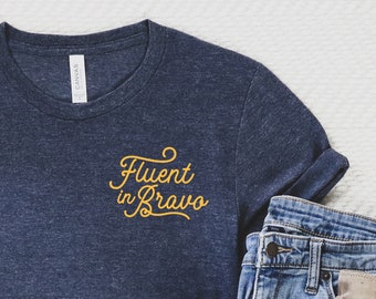 Fluent In Bravo | Bravo Tee | Chemise unisexe à manches courtes | Options de couleurs multiples | Fabriqué sur commande