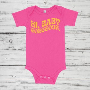Hallo, schatje Prachtig RHOSLC Babypakje Meerdere kleuropties Op bestelling gemaakt Pink w/ Yellow Text