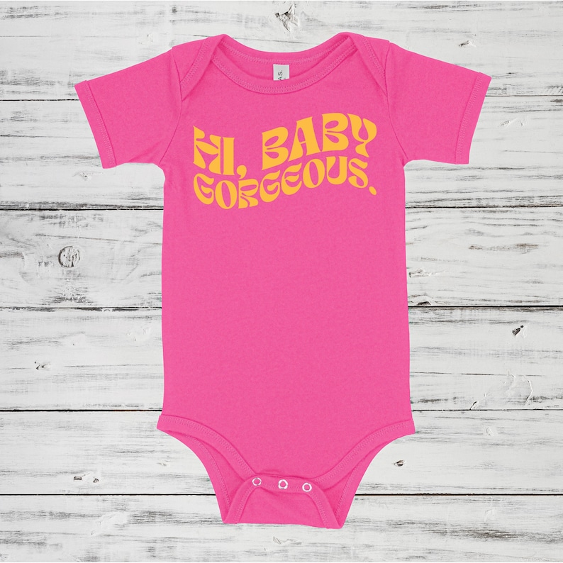 Hallo, schatje Prachtig RHOSLC Babypakje Meerdere kleuropties Op bestelling gemaakt Pink w/ Yellow Text