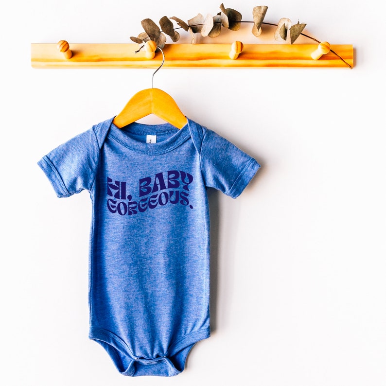 Hallo, schatje Prachtig RHOSLC Babypakje Meerdere kleuropties Op bestelling gemaakt Blue w/ Navy Text