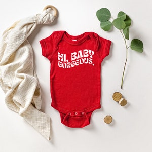 Hallo, schatje Prachtig RHOSLC Babypakje Meerdere kleuropties Op bestelling gemaakt Red w/ White Text