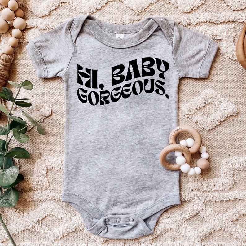 Hallo, schatje Prachtig RHOSLC Babypakje Meerdere kleuropties Op bestelling gemaakt Grey w/ Black Text