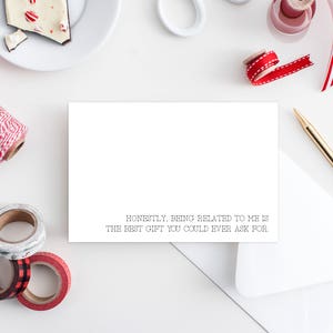 Könnte beinhalten: Eine weiße Karte mit dem Text "HONESTLY, BEING RELATED TO ME IS THE BEST GIFT YOU COULD EVER ASK FOR." auf weißem Hintergrund.