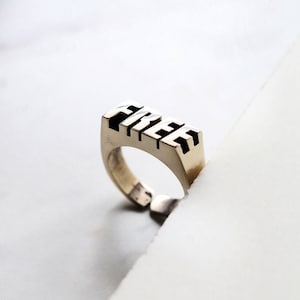 THE Word on Ring "FREE" originale realizzato e disegnato da Defy / Gioielli unici / Accessori in stile scuro / Design speciale / parole anello