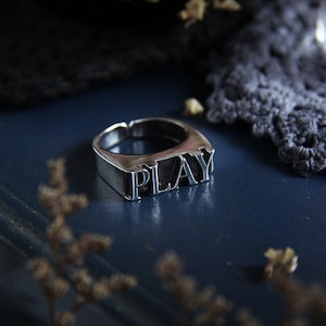 Astilla esterlina. LA palabra en el anillo "PLAY" original hecha y diseñada por Defy.