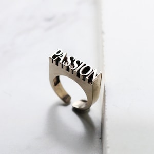 THE Word on Ring "PASSION" originale realizzato e progettato da Defy / Gioielli unici/Accessori in stile scuro/Design speciale/anello di parole/anello di lettere