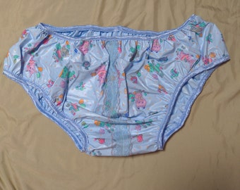 Wasserdichte babyblaue Sissy-Spitzenhose aus Kunststoff im Kinderzimmer-Design (34-57)