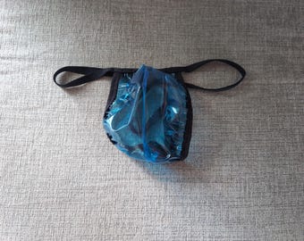 Könnte beinhalten: Ein Tanga mit einer durchscheinenden blauen Vinyl-Vorderseite in glänzender Optik, eingefasst von schwarzem Stoffbesatz und dünnen schwarzen elastischen Seitenbändern. Das Design umfasst eine mittige vertikale Naht und eine gewölbte Form.