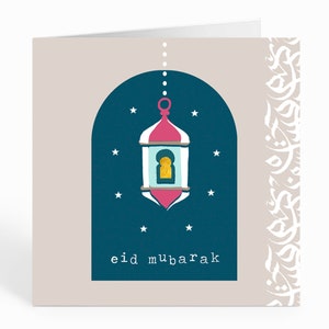 Eid Mubarak-hälsningskort i marinblått. Lykta. Båge. Kalligrafi och stjärnor - DM 07