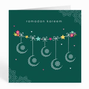 Carte Ramadan Kareem en vert avec croissants et étoiles suspendus - HE 09