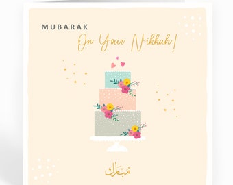 Puede incluir: Un pastel de boda de color rosa claro, azul y gris con glaseado blanco y decoraciones florales. El pastel está sobre un soporte de pastel blanco. El texto "MUBARAK On Your Nikkah!" está escrito en letras doradas. El texto árabe "مبروك" está escrito en letras doradas en la parte inferior de la tarjeta.