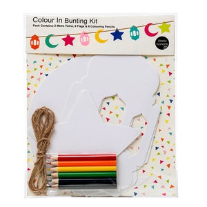 Może przedstawiać: Zestaw do kolorowania girlandy z 9 flagami, 2 metrami sznurka i 6 kredkami. Flagi mają kształt gwiazd, półksiężyców i lampionów. Zestaw jest zapakowany w przezroczysty plastikowy worek z kolorowym tłem.