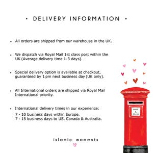 Puede incluir: Un buz&oacute;n rojo con las palabras "Love & Duas" en la parte delantera, rodeado de corazones rosas y rojos. El texto "Delivery Information" est&aacute; en la parte superior, con detalles sobre el env&iacute;o desde el Reino Unido.