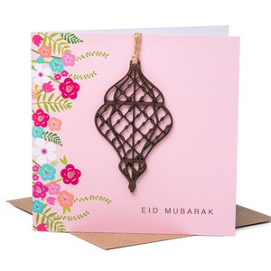 Cartão luxuoso de Eid Mubarak com lanterna de madeira cortada a laser em rosa - PR 03