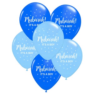Puede incluir: Cinco globos azules y azul claro con estrellas blancas y el texto "¡Mubarak! ¡Es un niño!" impreso en ellos.