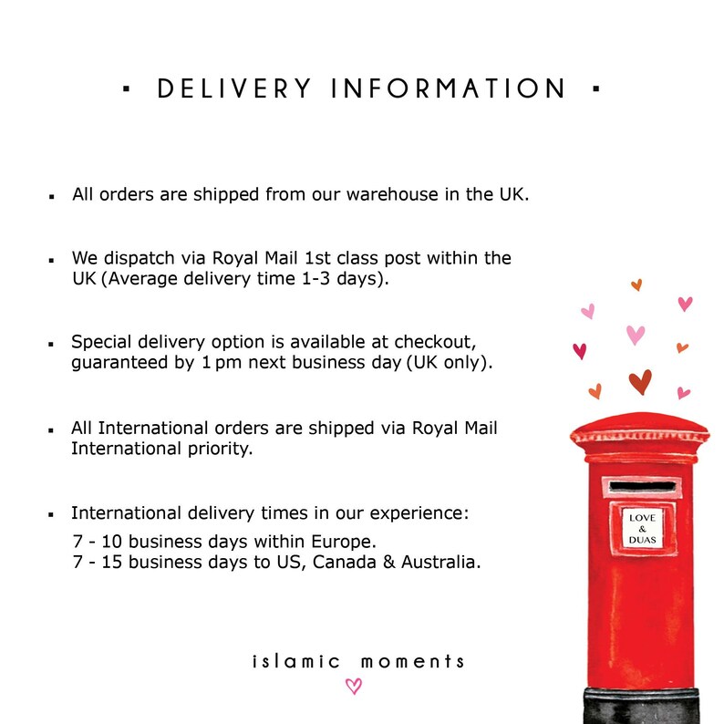 Puede incluir: Buz&oacute;n rojo brit&aacute;nico con un letrero blanco que dice "LOVE & DUAS". El buz&oacute;n est&aacute; rodeado de corazones rosas y rojos. El texto de la imagen dice "DELIVERY INFORMATION" e incluye detalles sobre el env&iacute;o y los plazos de entrega.