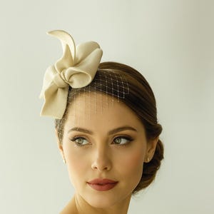 Modern Fascinator with Netting – Handmade Headpiece for Weddings, Races, or Special Occasions
