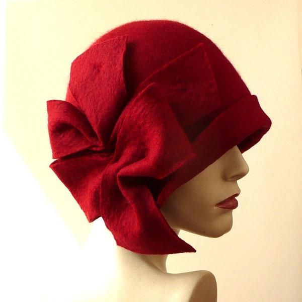 Chapeau de feutre rouge, Cloche de feutre, chapeau de Cloche, chapeau feutré, 1920 Hat Art, chapeau rouge profond, Cloche, chapeau victorien, chapeau des années 1920, chapeau de femme, chapeaux de Downton Abbey