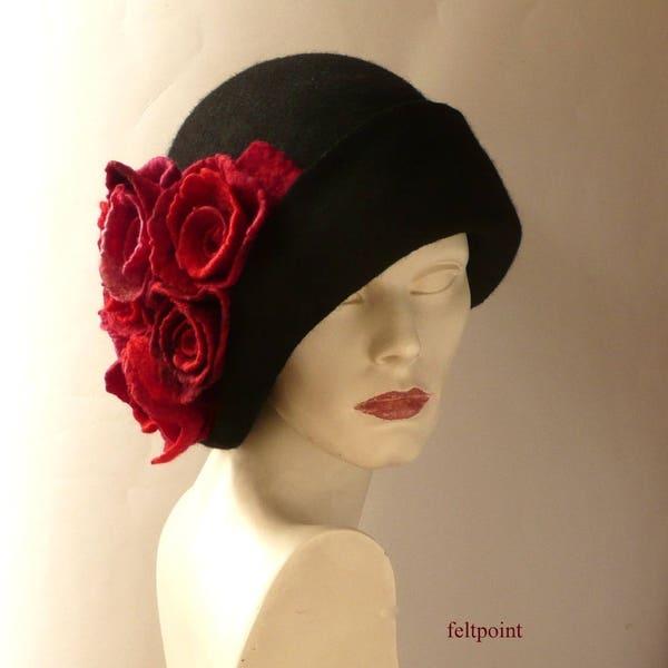 Cappello in feltro Cloche, cappello in feltro, cappello nero, cappelli in feltro, cappello Cloche 1920, cappello artistico, cappelli Cloche, cappello vittoriano, cappello da donna degli anni '20, rose rosse