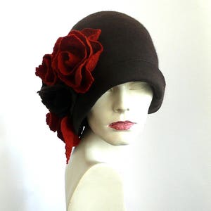 Cappello a cloche in feltro fatto a mano con rose, stile Downton Abbey anni '20