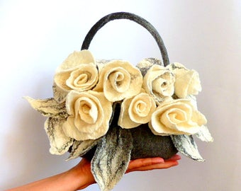 Bolso de fieltro gris hecho a mano, monedero con flor de rosa blanca