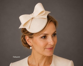 Sombrero tocado de fieltro color marfil con lazo – Invitada de boda, carreras de caballos