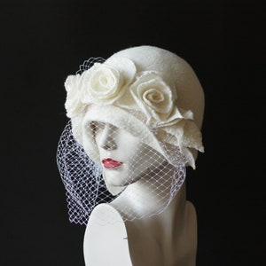 Wedding Veiling hat. White cloche hat with veil zdjęcie 1