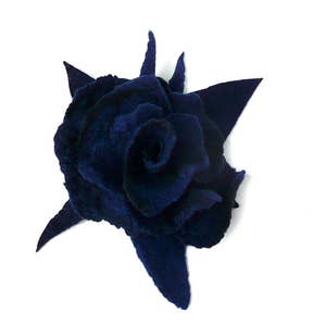 K&ouml;nnte beinhalten: Eine dunkelblaue Filzrosen-Brosche. Die Rose ist aus Filz gefertigt und hat ein realistisches Aussehen.