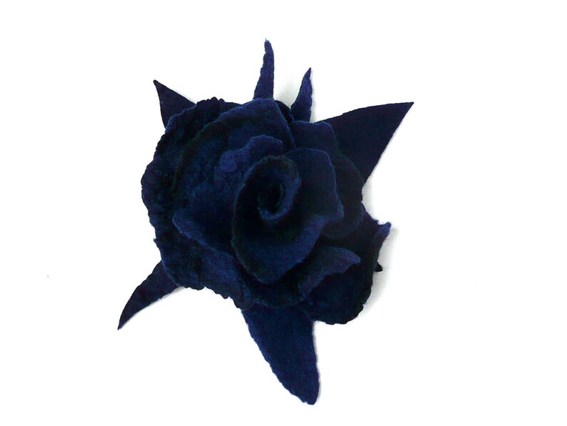 K&ouml;nnte beinhalten: Eine dunkelblaue Filzrosen-Brosche. Die Rose ist aus Filz gefertigt und hat ein realistisches Aussehen.