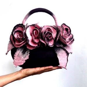 Bolso de fieltro, bolso de mano de fieltro, bolsos de fieltro, bolso morado, monedero de fieltro, bolso único, bolso de flores, bolso de mano, bolso de arte, bolso de fieltro húmedo, rosas, bolso de fieltro