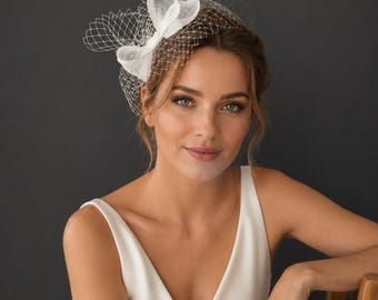 Elfenbensvit Sinamay-brudfascinator – Fågelburslöja Bröllopshuvudbonad