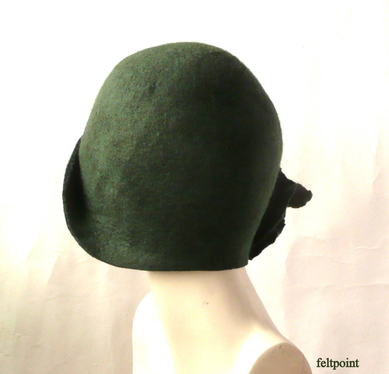 Vintage Union-Made Green Felt Cloche Hat | 1920s–1930s 1920s cloche hat with off-white cotton and printed light  main image 4