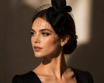 Svart fascinatorhatt med slöja, skulptural rosett, filthuvudbonad, ascot-fest
