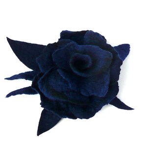 K&ouml;nnte beinhalten: Eine dunkelblaue Filzrose mit einer einzelnen Bl&uuml;te und Bl&auml;ttern.