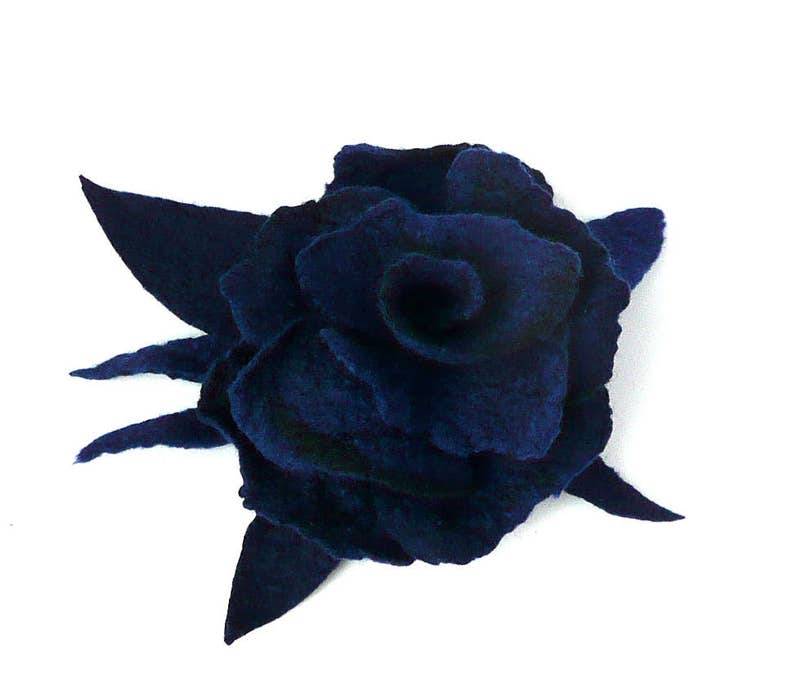K&ouml;nnte beinhalten: Eine dunkelblaue Filzrose mit einer einzelnen Bl&uuml;te und Bl&auml;ttern.