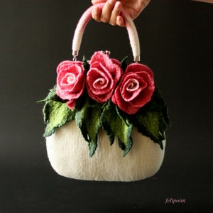 Monedero blanco con flores. Bolso de fieltro.
