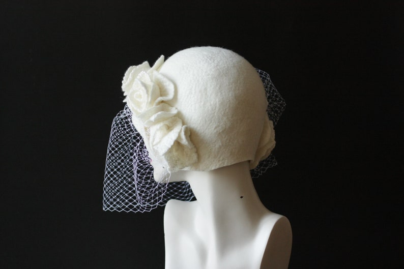 Wedding Veiling hat. White cloche hat with veil zdjęcie 9
