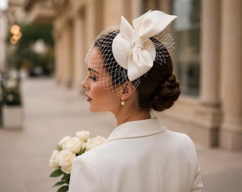 Tocado moderno con red: tocado artesanal para bodas, carreras o ocasiones especiales.