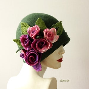 Ręcznie robiony filcowy kapelusz typu cloche, ciemnozielony z różowymi różami, w stylu art déco