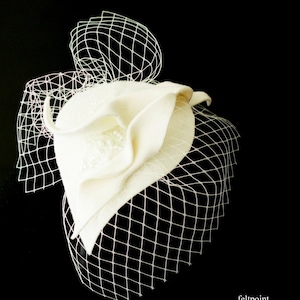 Mini cappello da sposa con fiocco e inserto in rete