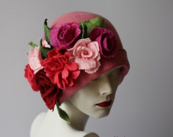 Cappello a cloche di ispirazione vintage con decorazioni floreali