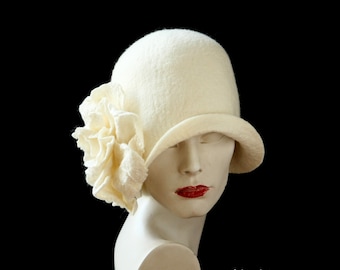 Chapeau en feutre blanc, chapeau Wdding, chapeau cloche, chapeau blanc, chapeau des années 1920, chapeau d’art, chapeau cloche, chapeau unique, chapeau Gatsby, mère de la mariée, mode des années 1920